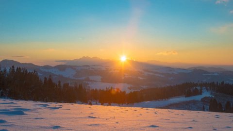 Śnieżny zachód słońca nad Beskidem Sądeckim